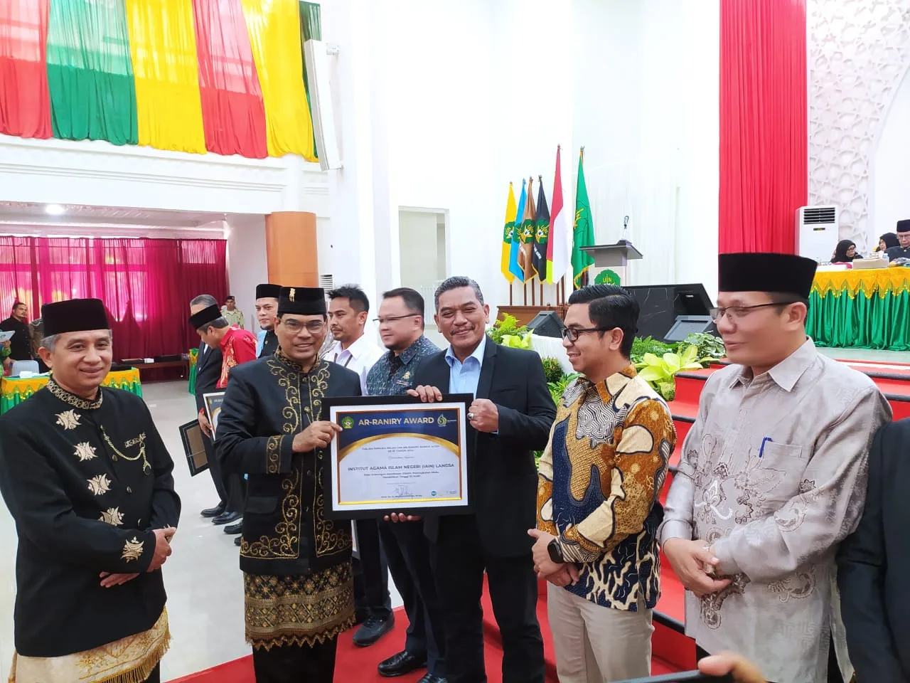Rektor IAIN Langsa Terima Ar-Raniry Award pada Milad ke-61 UIN Ar-Raniry 