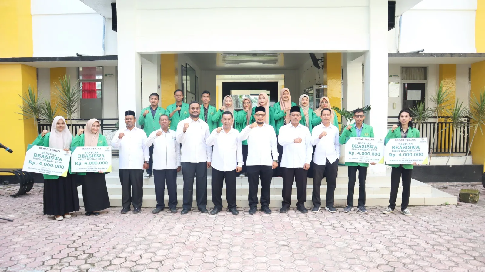 Rektor IAIN Langsa Serahkan Beasiswa Riset BAZNAS kepada Mahasiswa Prodi MZW