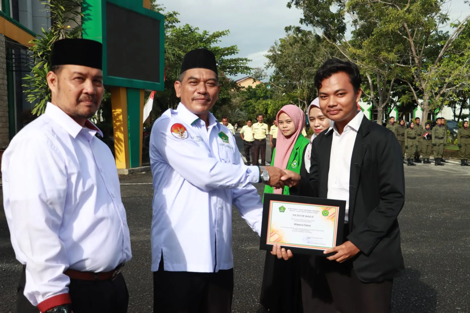 Penghujung Tahun 2024, Rektor IAIN Langsa Berikan 32 Penghargaan kepada Mahasiswa Berprestasi