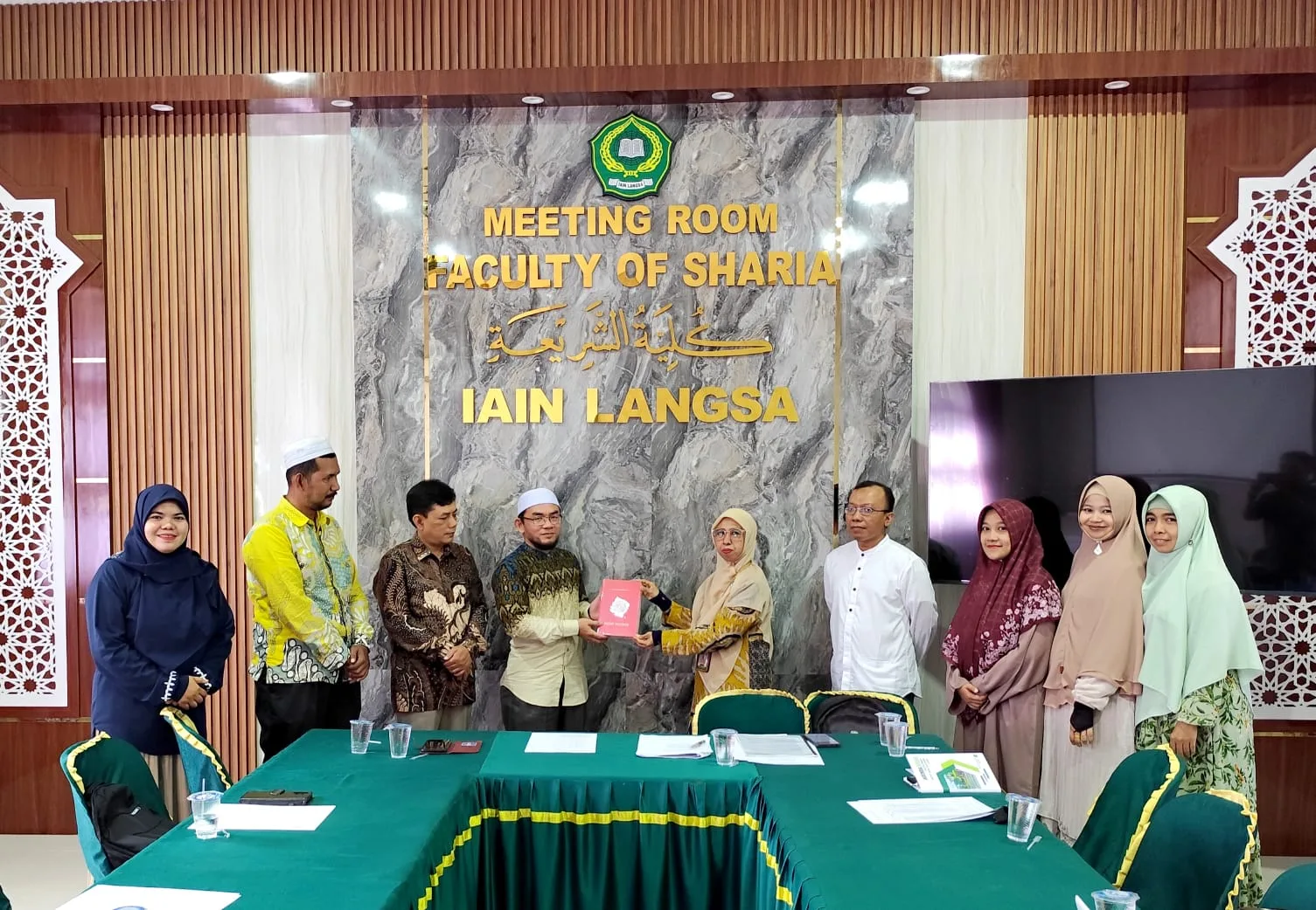 Dosen IAIN Langsa Hibahkan Buku Karyanya kepada Fakultas Syariah