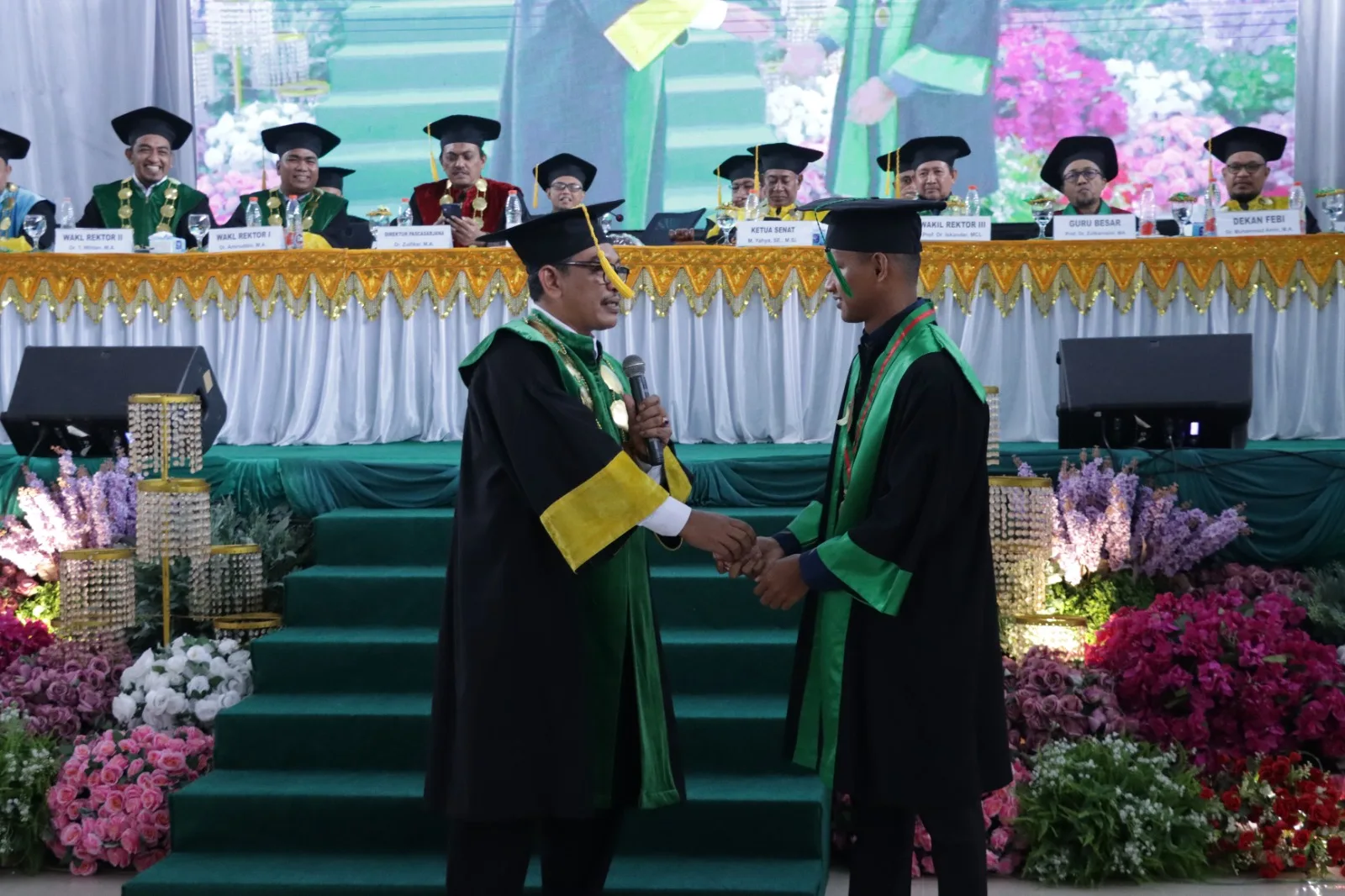 Di Tengah Keterbatasan Ekonomi Rizal Efendi Raih Lulusan Terbaik, Rektor IAIN Langsa Serahkan Bantuan Tunai