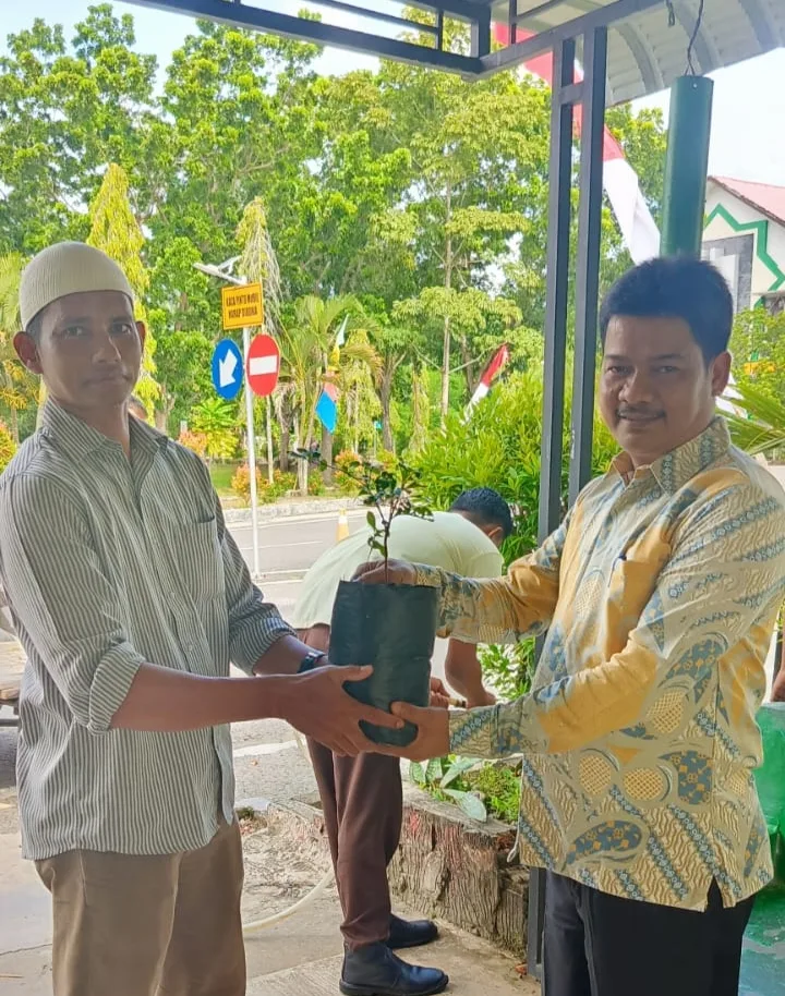 Dukung Kampus Hijau, IAIN Langsa Terima Bibit Pohon Ketapang dari Tokoh Masyarakat