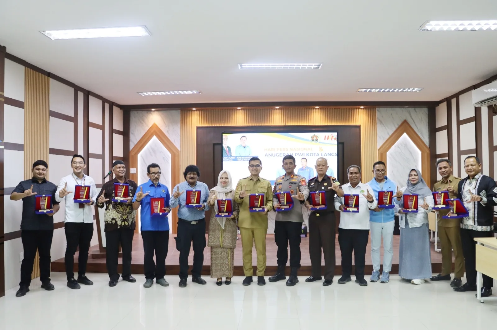 Rektor dan Warek I IAIN Langsa Terima Anugerah PWI Award Kota Langsa