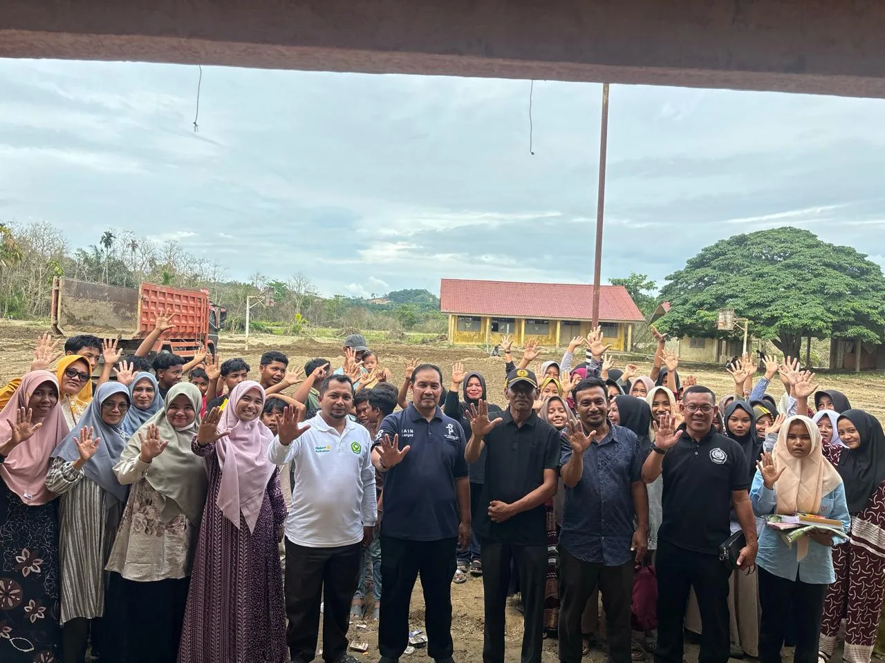 Wujudkan Kepedulian, Fakultas Syariah IAIN Langsa Salurkan Bantuan untuk Siswa Korban Banjir di Aceh Timur