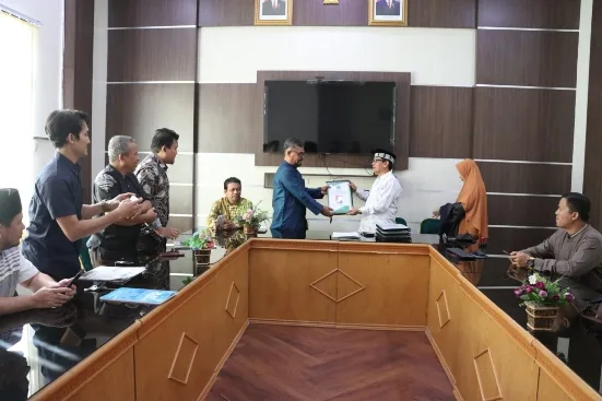 Rektor IAIN Langsa Serahkan 16 Berkas Balon Rektor Kepada Senat