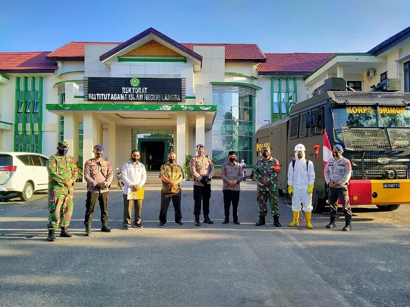 Kasus Covid 19 Meningkat, Brimob Aceh Semprot Disinfectan di IAIN Langsa
