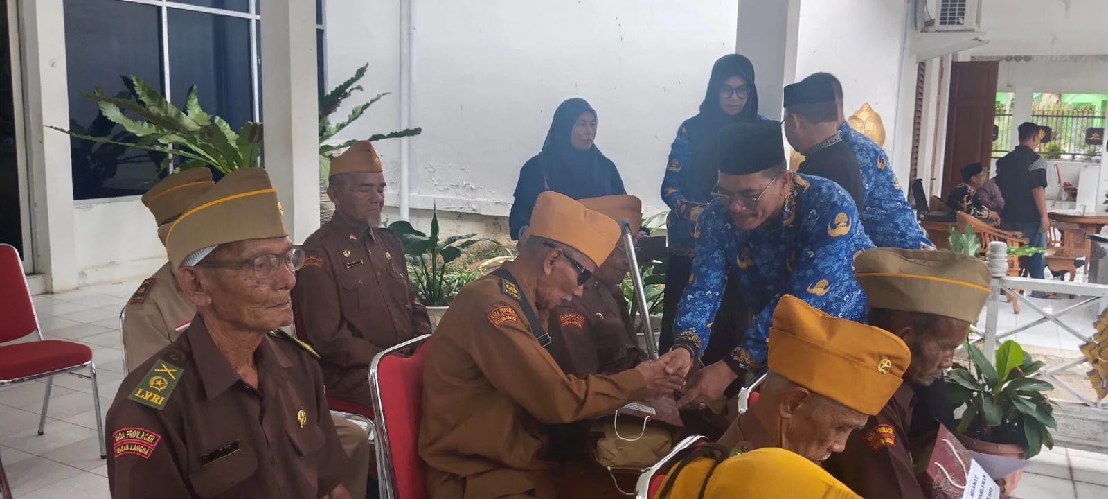 Momen Hari Pahlawan, Rektor IAIN Langsa Serahkan Santunan Kepada Veteran