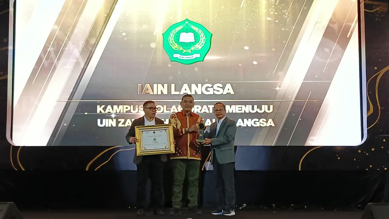 Rektor IAIN Langsa Terima Penghargaan Anugerah Serambi Awards Tahun 2024 
