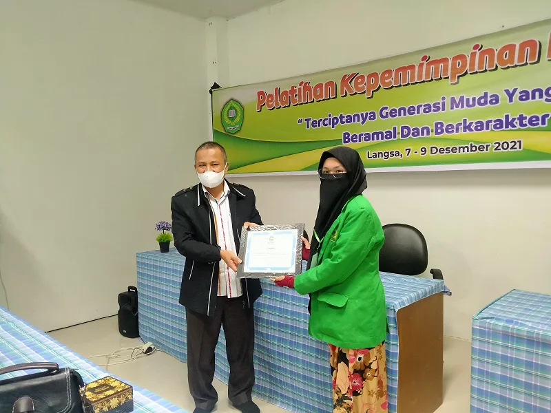 Pelatihan Kepemimpinan Ditutup, 10 Peserta Diberi Penghargaan