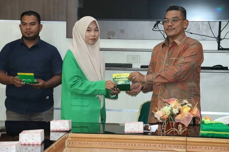 Rektor IAIN Langsa Serahkan Beasiswa Aceh Carong Kepada 73 Mahasiswa