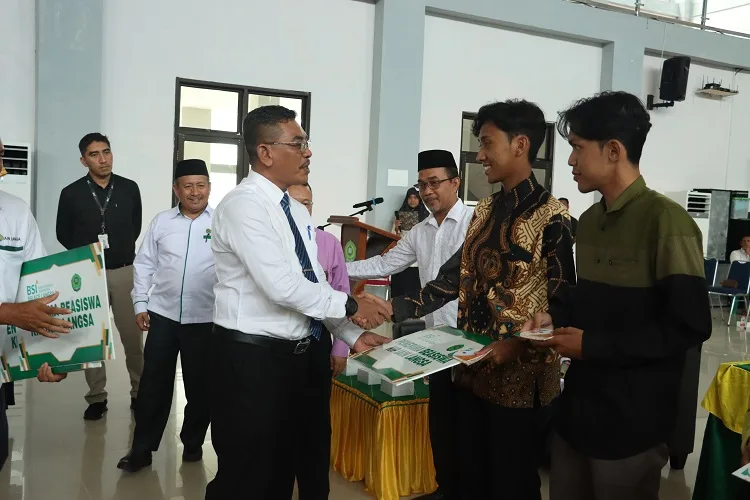 IAIN Langsa Serahkan Beasiswa KIP Kuliah