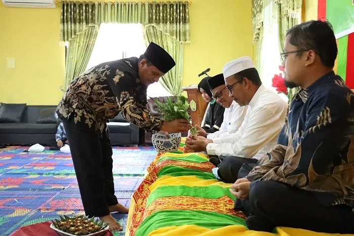 Rektor Peusijuk CJH Keluarga Besar IAIN Langsa