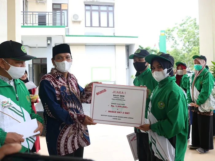 Rektor IAIN Langsa Serahkan Reward Kepada Juara PKM II