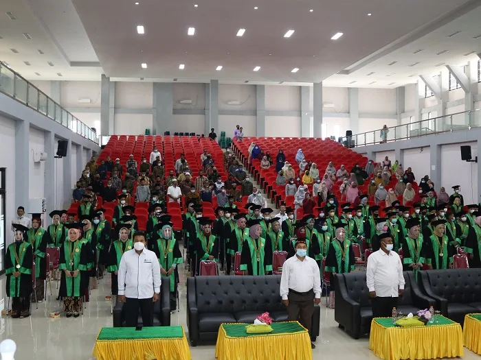 Hari Kedua Pelaksanaan Wisuda, Rektor Sematkan Toga Kepada 224 Wisudawan