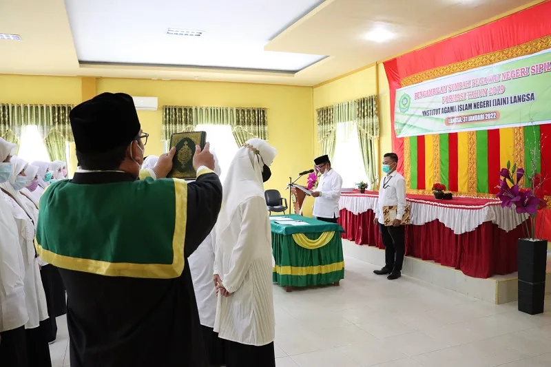 Rektor IAIN Langsa Serahkan SK 31 PNS Formasi Tahun 2019