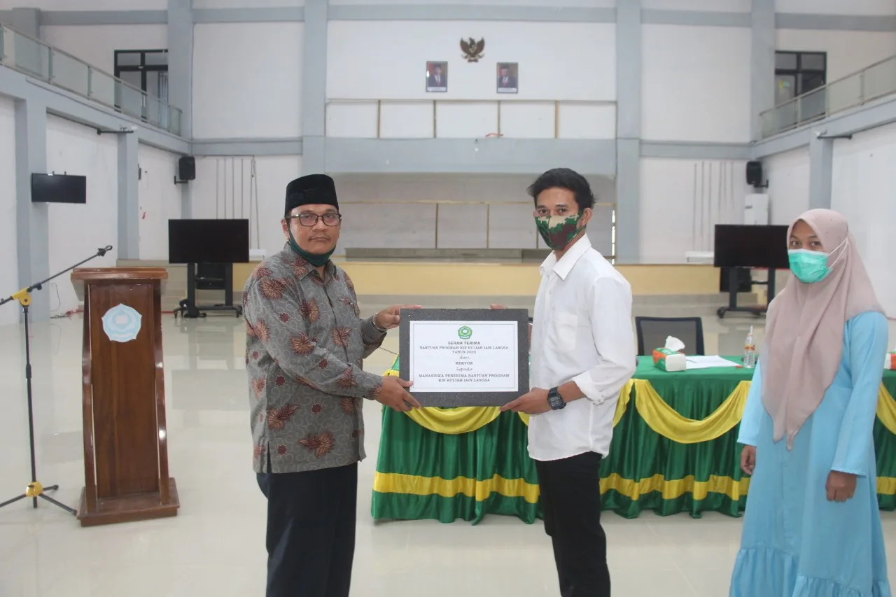 Rektor IAIN Langsa Salurkan Beasiswa KIP Kuliah