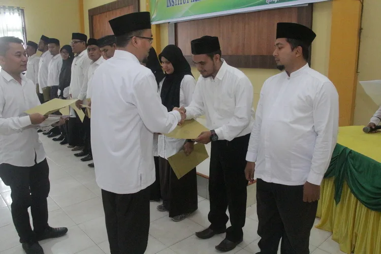 Plt. Rektor IAIN Langsa Serahkan SK PNS 