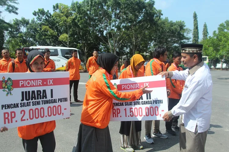 Rektor IAIN Langsa Serahkan Bonus Juara PIONIR