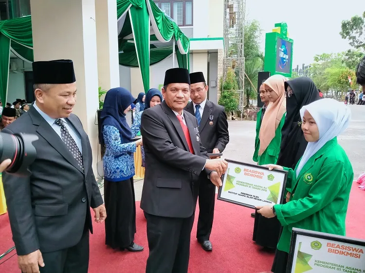 Rektor IAIN Langsa Serahkan Beasiswa Aceh Carong