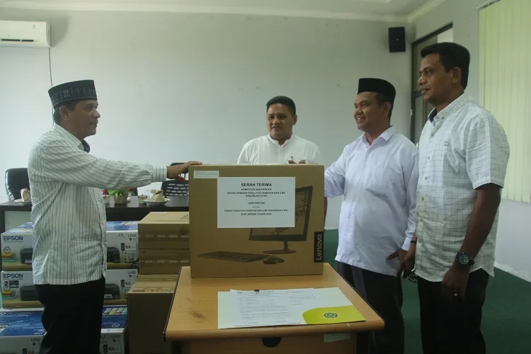 Rektor IAIN Langsa Serahkan Peralatan Kerja Untuk ORMAWA FTIK