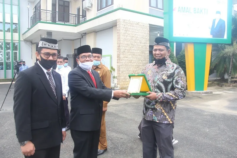 Peringati HAB Kemenag Ke 75, Rektor IAIN Langsa Serahkan Sejumlah Penghargaan