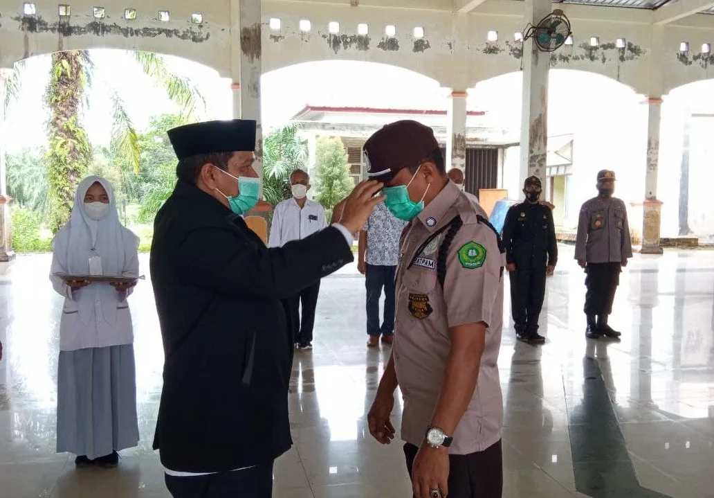 Rektor IAIN Langsa Sematkan Seragam Baru Satpam