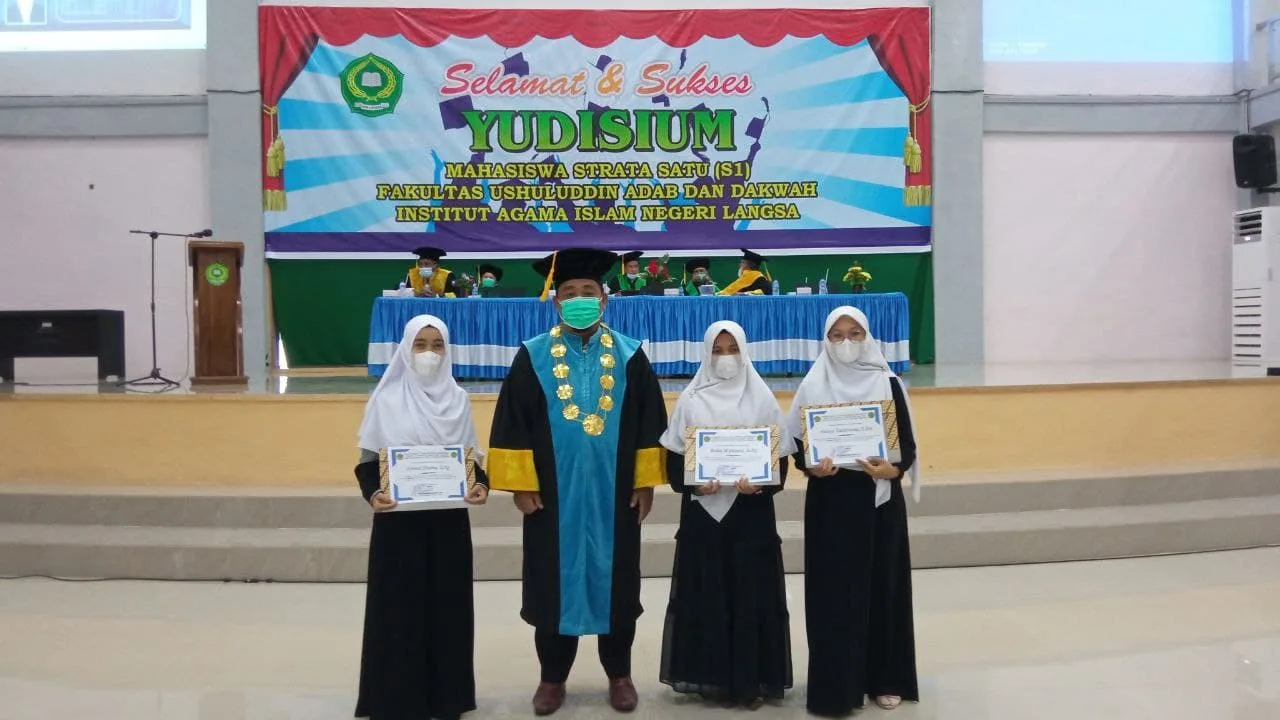 FUAD Kukuhkan 70 Lulusan, 3 Sarjana Dianugerahi Penghargaan Lulusan Terbaik