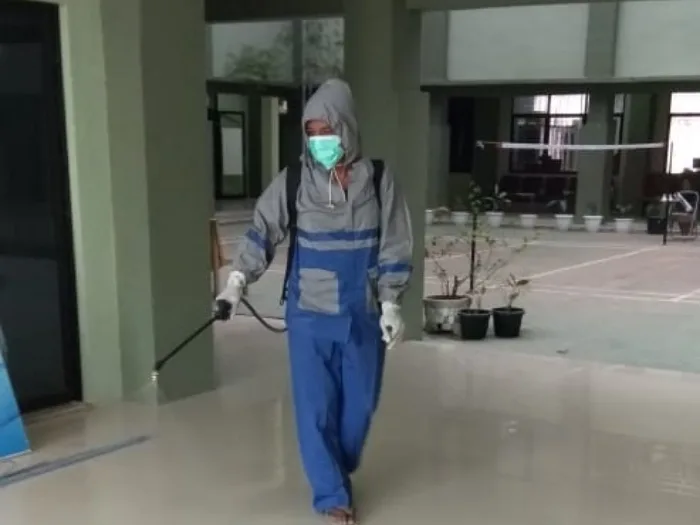 Cegah Penyebaran Covid-19, FTIK IAIN Langsa Lakukan Penyemprotan Disinfektan