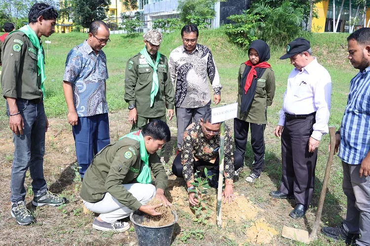 Peringati Milad Ke 15, Rektor Bersama UKM Macopala IAIN Langsa Tanam 300 Bibit Pohon
