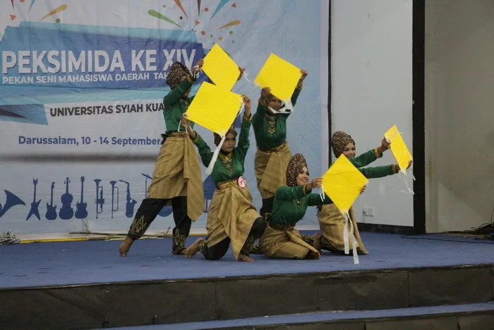Tarian Meulimbong Sukses Ditampilkan Di Ajang Peksimida