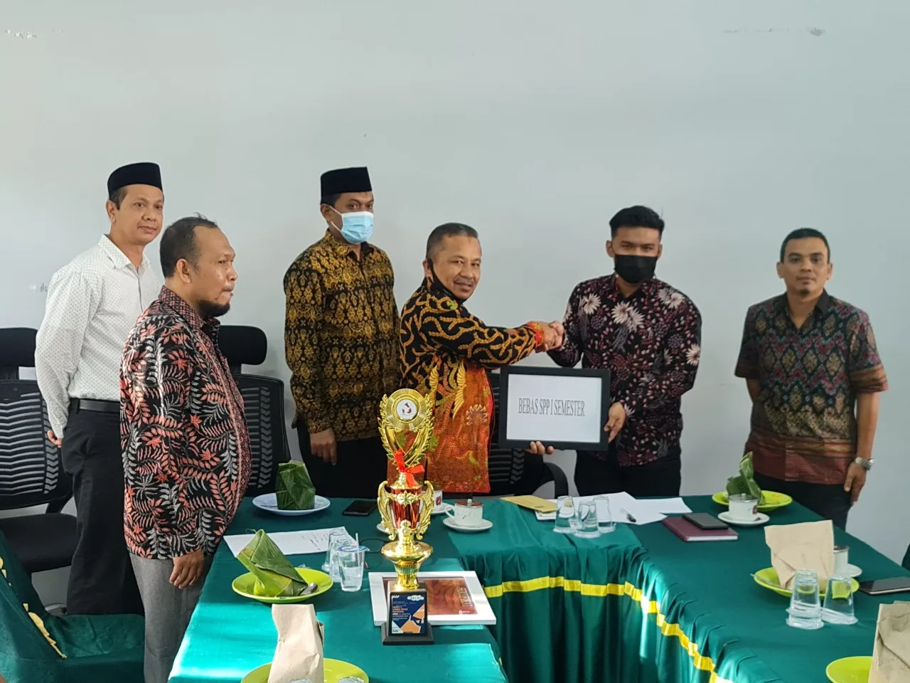 Raih Juara Tingkat Nasional, Dekan Fasya IAIN Langsa Serahkan Reward