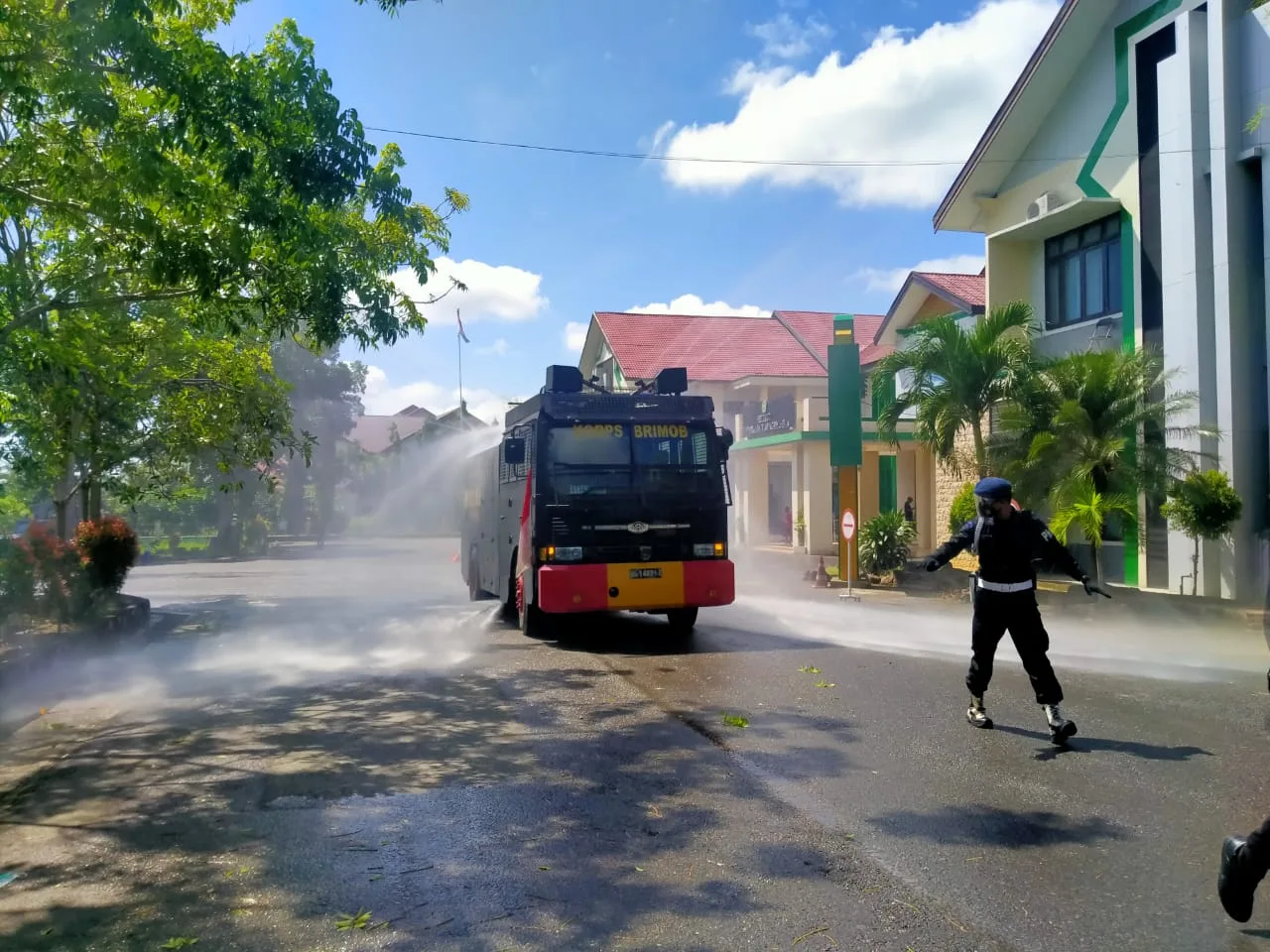 Brimob Aramiah Semprot Disinfectan di IAIN Langsa