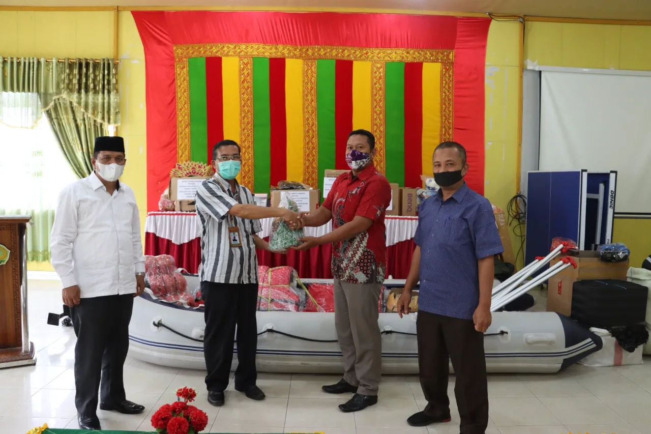 Tingkatkan Prestasi, IAIN Langsa Serahkan Sarana Penunjang Kegiatan ORMAWA   