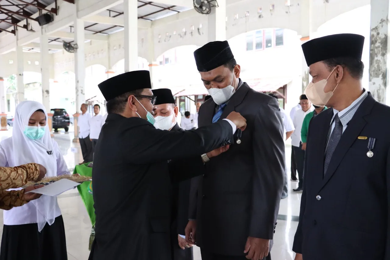 Rektor IAIN Langsa Serahkan Penghargaan Pada Momentum HAB Ke-76