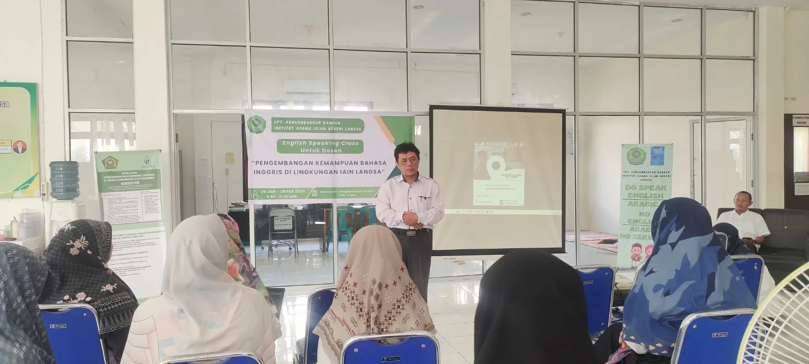 UPT. Pengembangan Bahasa Gelar English Speaking Class Untuk Dosen