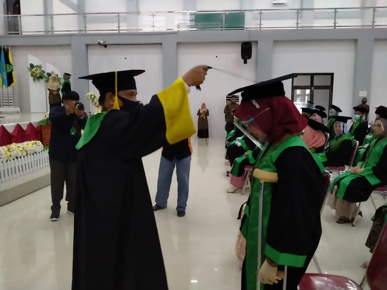 Wisudawati Cidera Karena Kecelakaan, Rektor IAIN Langsa Kukuhkan di Bawah Panggung