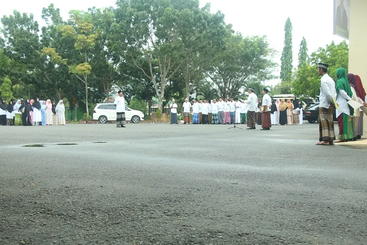 Kenakan Kain Sarung, IAIN Langsa Gelar Upacara  Peringatan Hari Santri