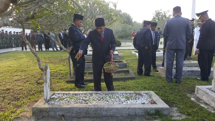 Rektor IAIN Langsa Hadiri Upacara Ziarah Makam Pahlawan   