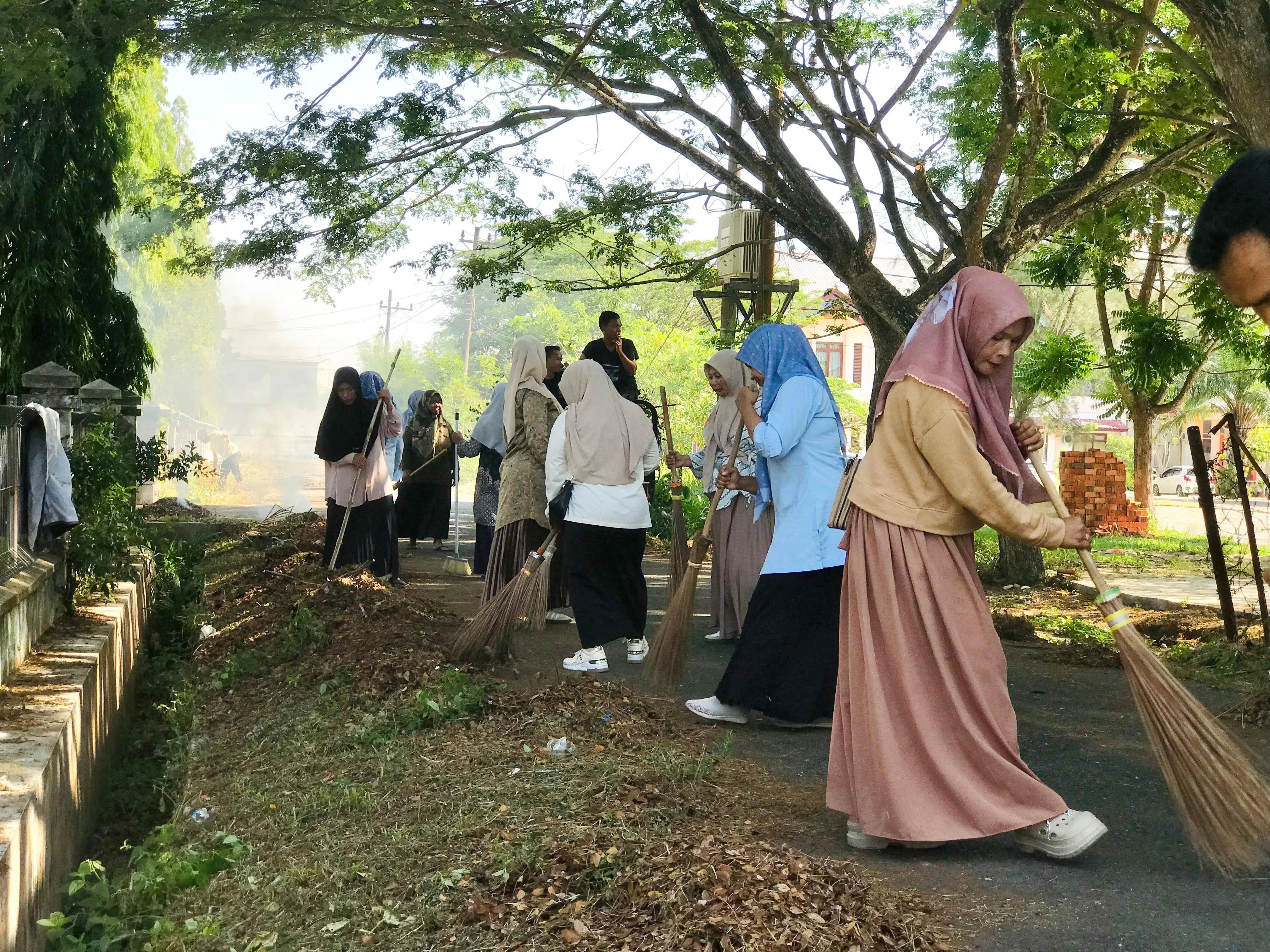IAIN Langsa Bersih: Gotong Royong Rutin Hadirkan Kenyamanan Lingkungan Kampus